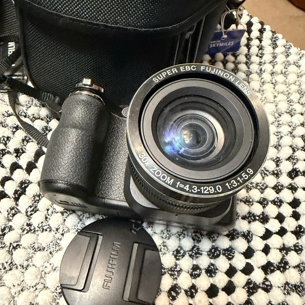 Fujifilm FinePix S4000 14 MP Digital Camera, 30x Optical Zoom